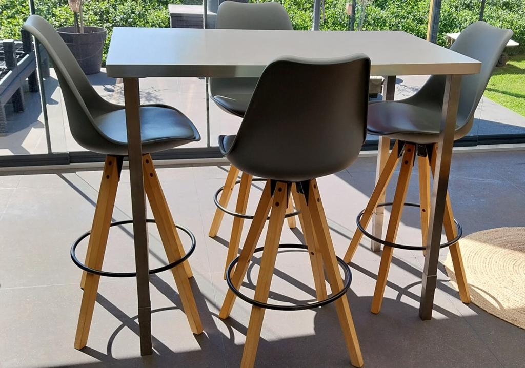 Chaises hautes et table, Cuir