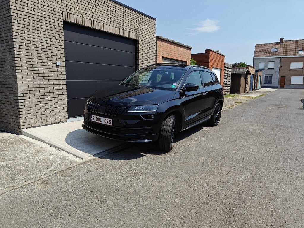 Skoda Karoq sportline 1.5TSI SPORTLINE | FULL OPTION, Auto's, 1498 cc, 4 cilinders, Adaptive Cruise Control, Leder en Stof