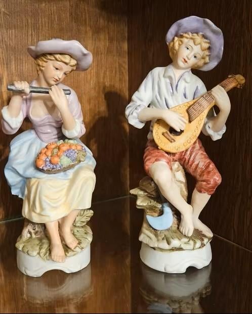 Figurines en biscuit. 10 couples différents, Enlèvement