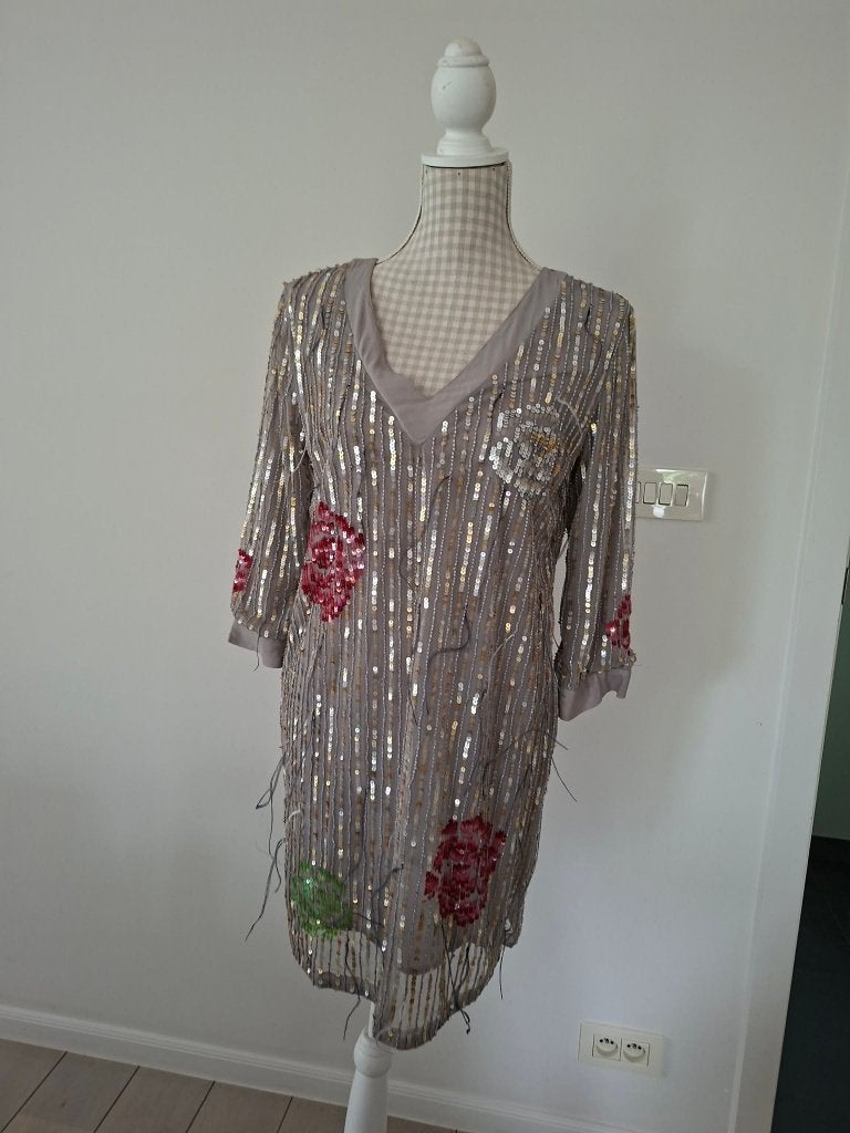 robe de fête avec paillettes et plumes subtiles - Twinset, Vêtements | Femmes, Robes, Twinset, Taille 38/40 (M), Gris, Enlèvement ou Envoi