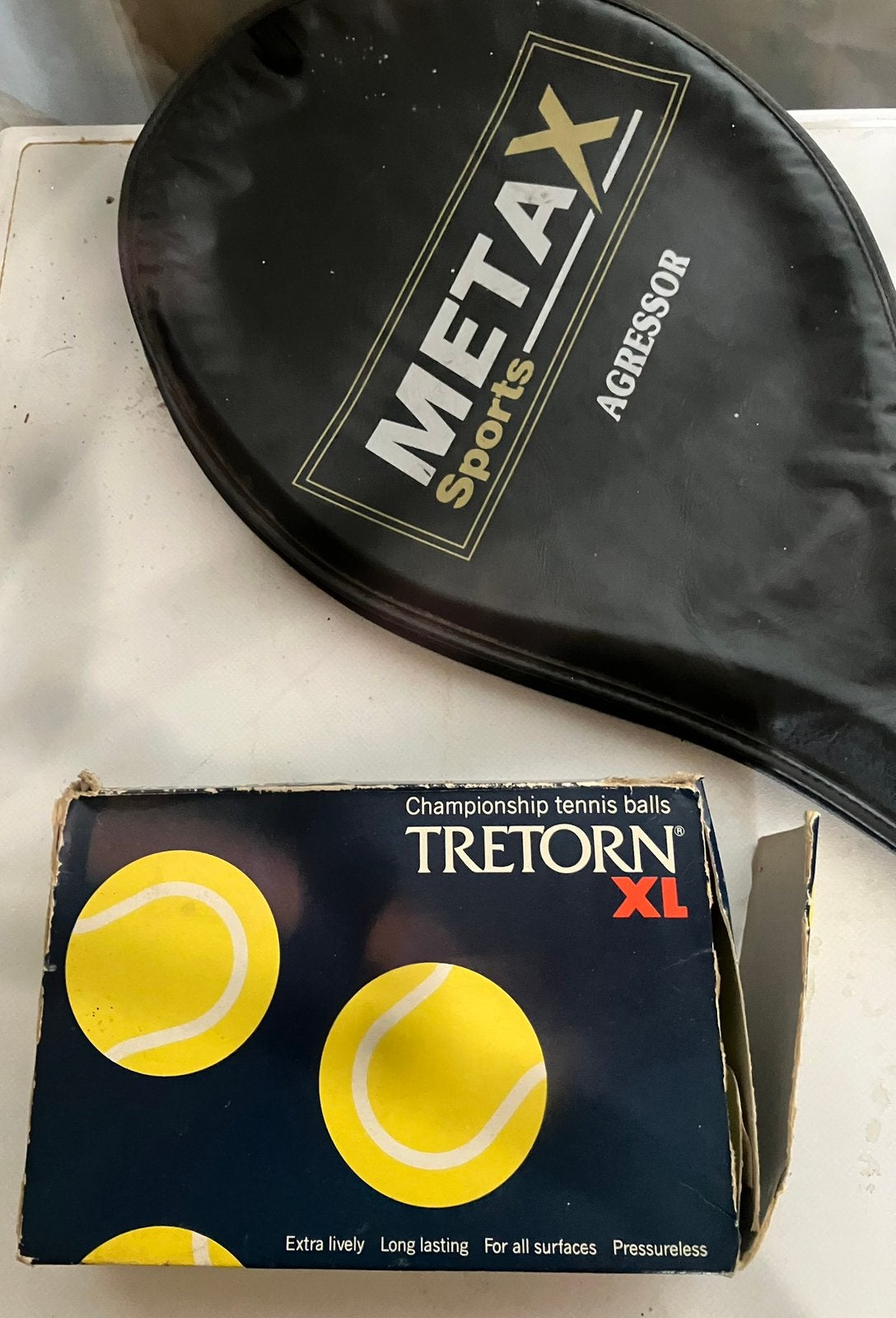 Metaxa tennisracket + doosje met 6 tennisballen, Sports & Fitness, Tennis, Autres marques, Enlèvement ou Envoi, Raquette, L1