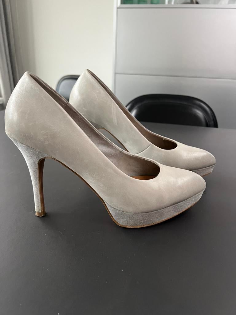 Prachtige lichtgrijze pumps, Kleding | Dames, Ophalen, Zo goed als nieuw, Pumps