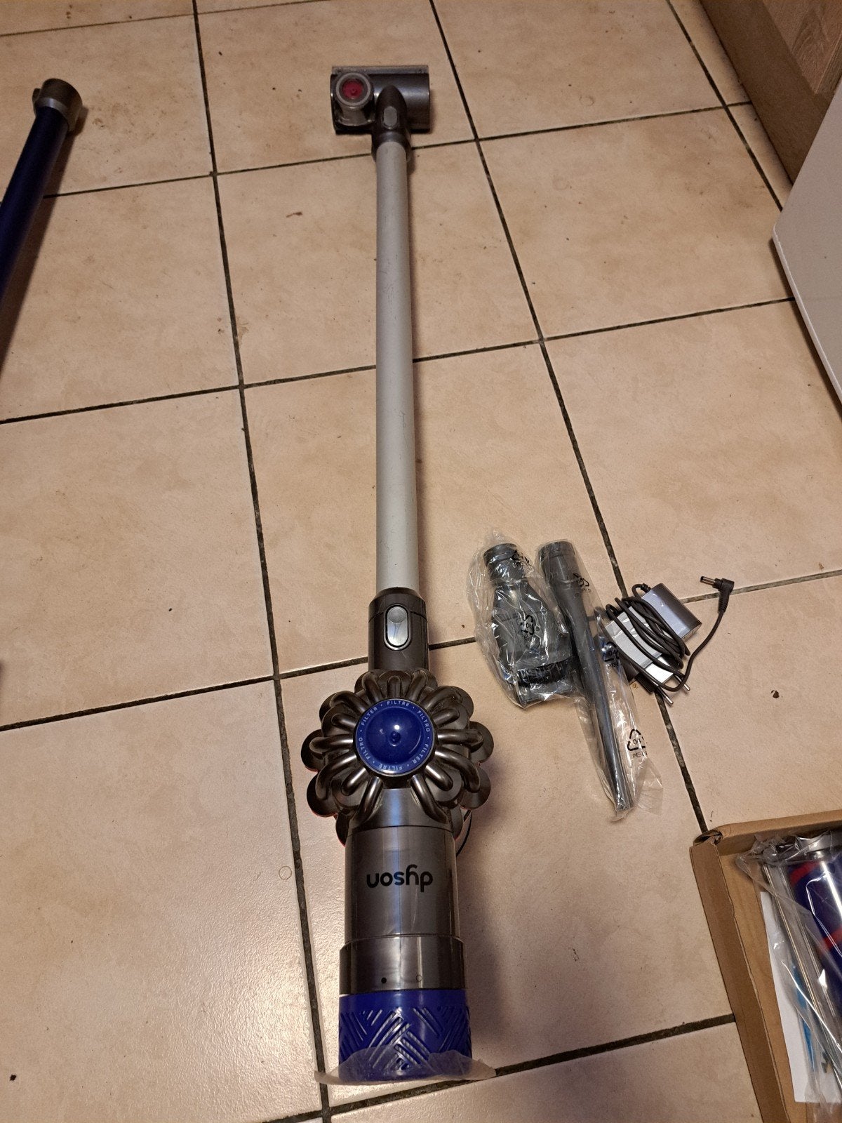 Dyson v6 complet plus petite brosse motorisée special tapis, Enlèvement ou Envoi, Réservoir, Aspirateur balai, Dyson