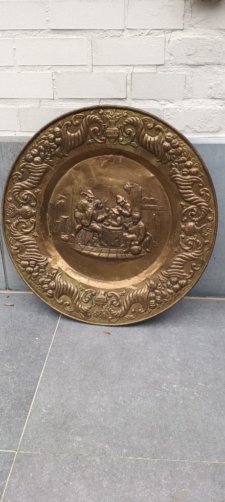 2 grote koperen borden met tafereel, Ophalen