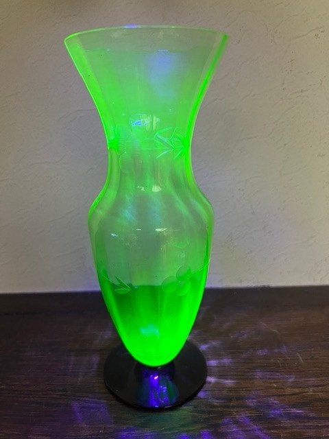 Vase des années 1920 en verre ouraline, Enlèvement
