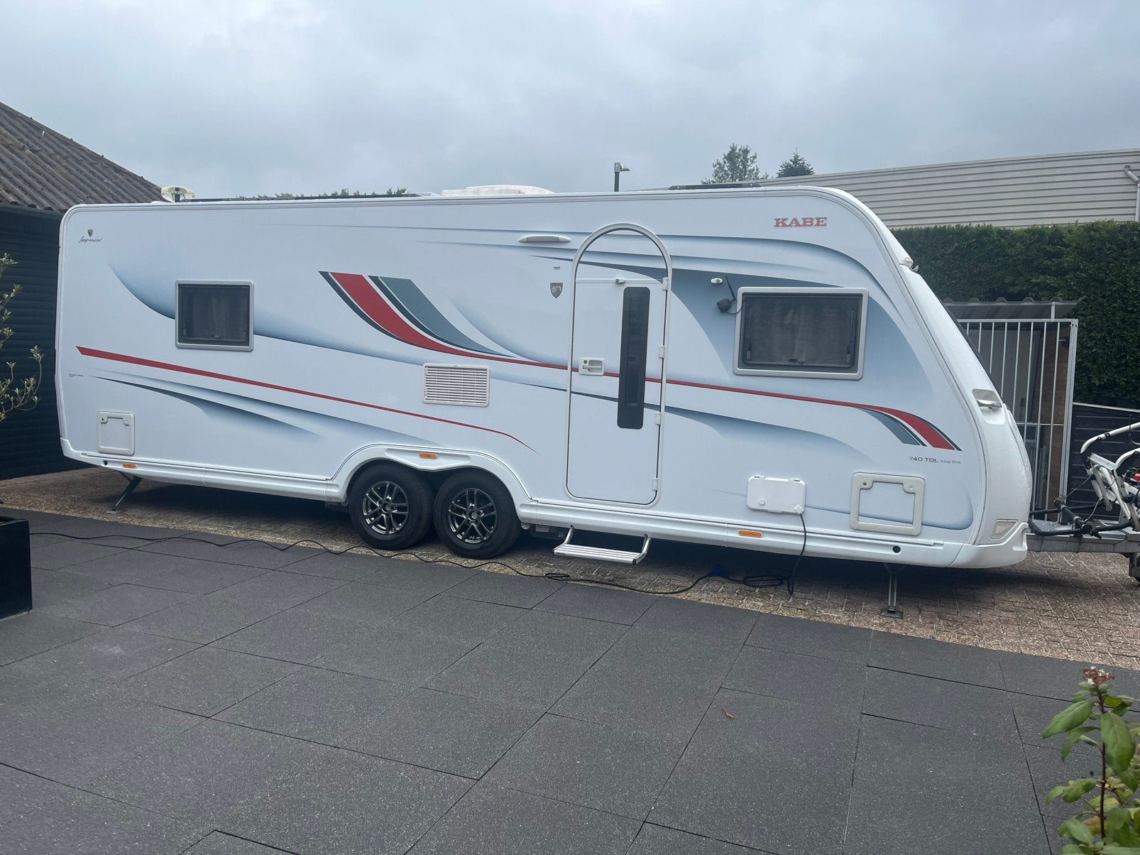 Kabe 740 TDL king size Imperiale bj 2020, Caravans en Kamperen, 7 tot 8 meter, Bedrijf, Kabe, Schokbreker