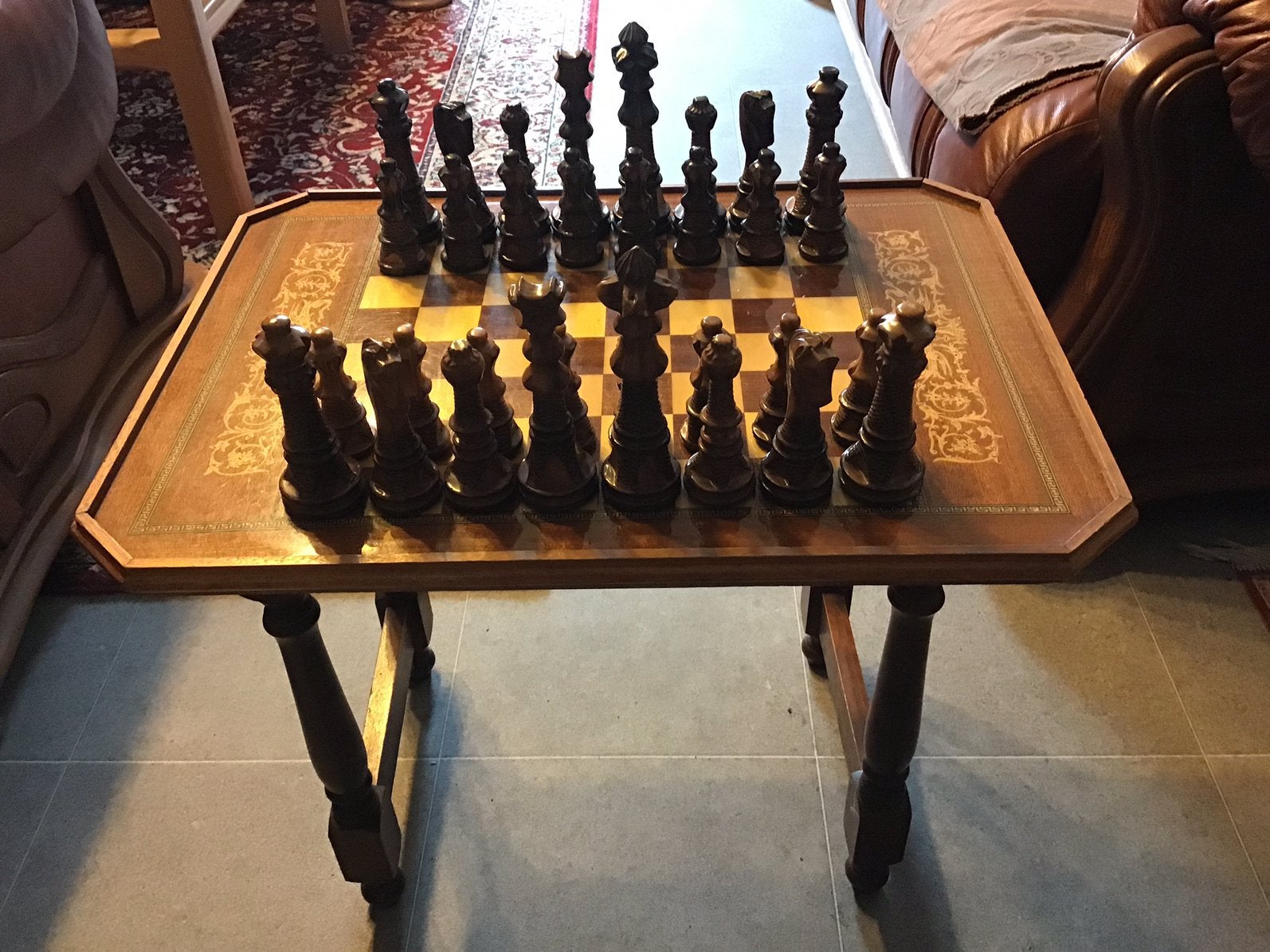 Schaaktafel met grote houten gestileerde schaakfiguren., Ophalen