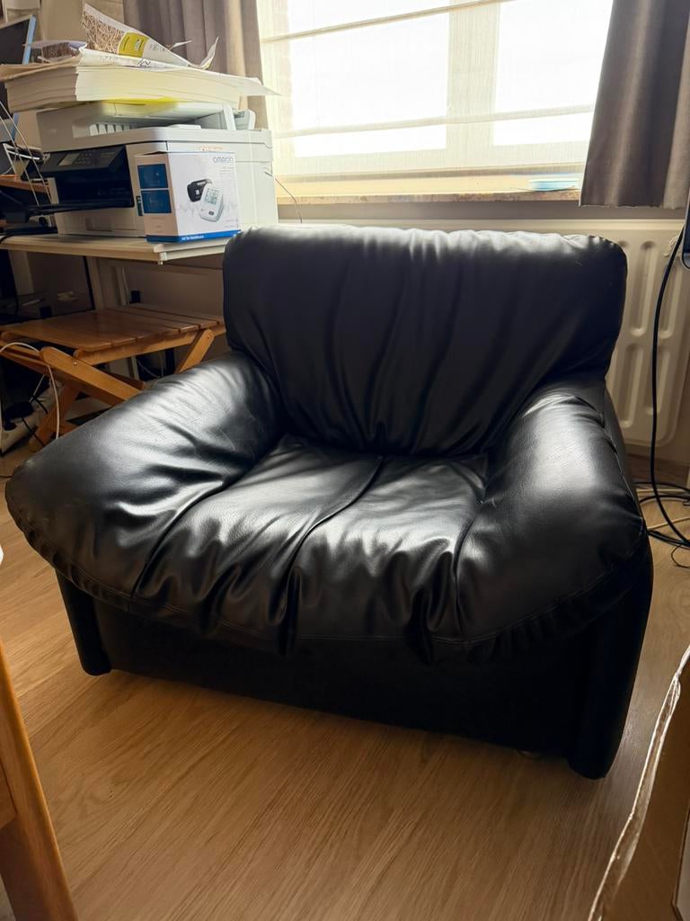1 zwarte leren zetel, Huis en Inrichting, Ophalen, Zo goed als nieuw