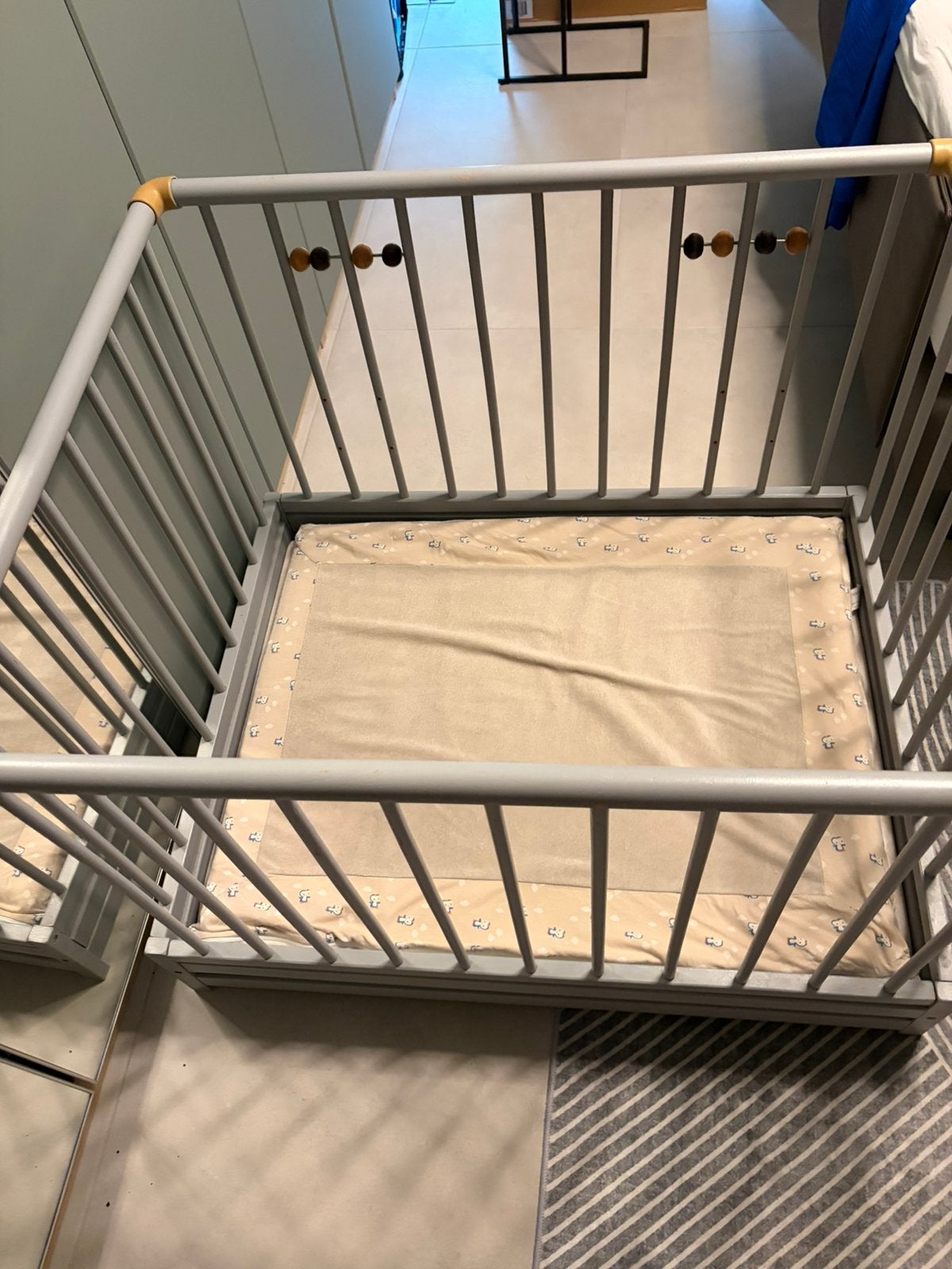 Boîte et lit pour bébés et enfants, Enfants & Bébés, Parcs, Enlèvement, Comme neuf, Carré, Réglable en hauteur