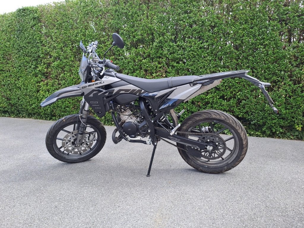 Sherco Black Moon - E50 SM - 400 km !, Vélos & Vélomoteurs, Cyclomoteurs | Cyclomoteurs de cross, Autres marques, Comme neuf, 6 vitesses