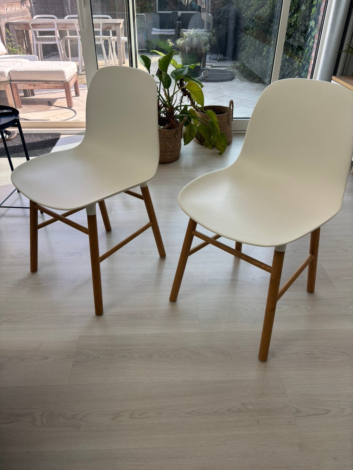 2 designstoelen Normann Copenhagen Form chair, Twee, Wit, Zo goed als nieuw, Deens design