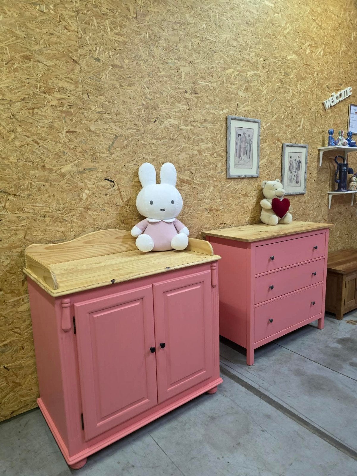 Mooie massief grenen commode (luiertafel)... Flamingo-roze ., Kinderen en Baby's, Kinderkamer | Commodes en Kasten, Ophalen, Commode