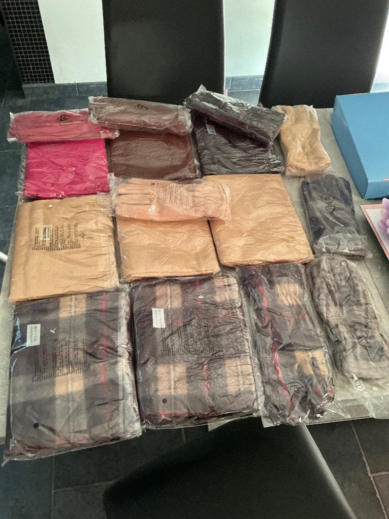 Lot van 8 sjaals en 8 paar handschoenen vrman, Vêtements | Femmes, Bonnets, Écharpes & Gants, Neuf, Taille 38/40 (M), Veritas