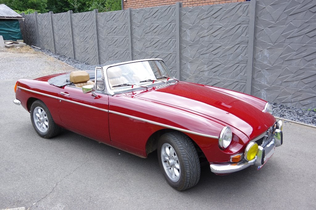 MGB Cabriolet (5 versnellingen), Auto's, Oldtimers, Particulier, MG, Benzine, Cabriolet, 2 deurs, Handgeschakeld, Rood, Beige