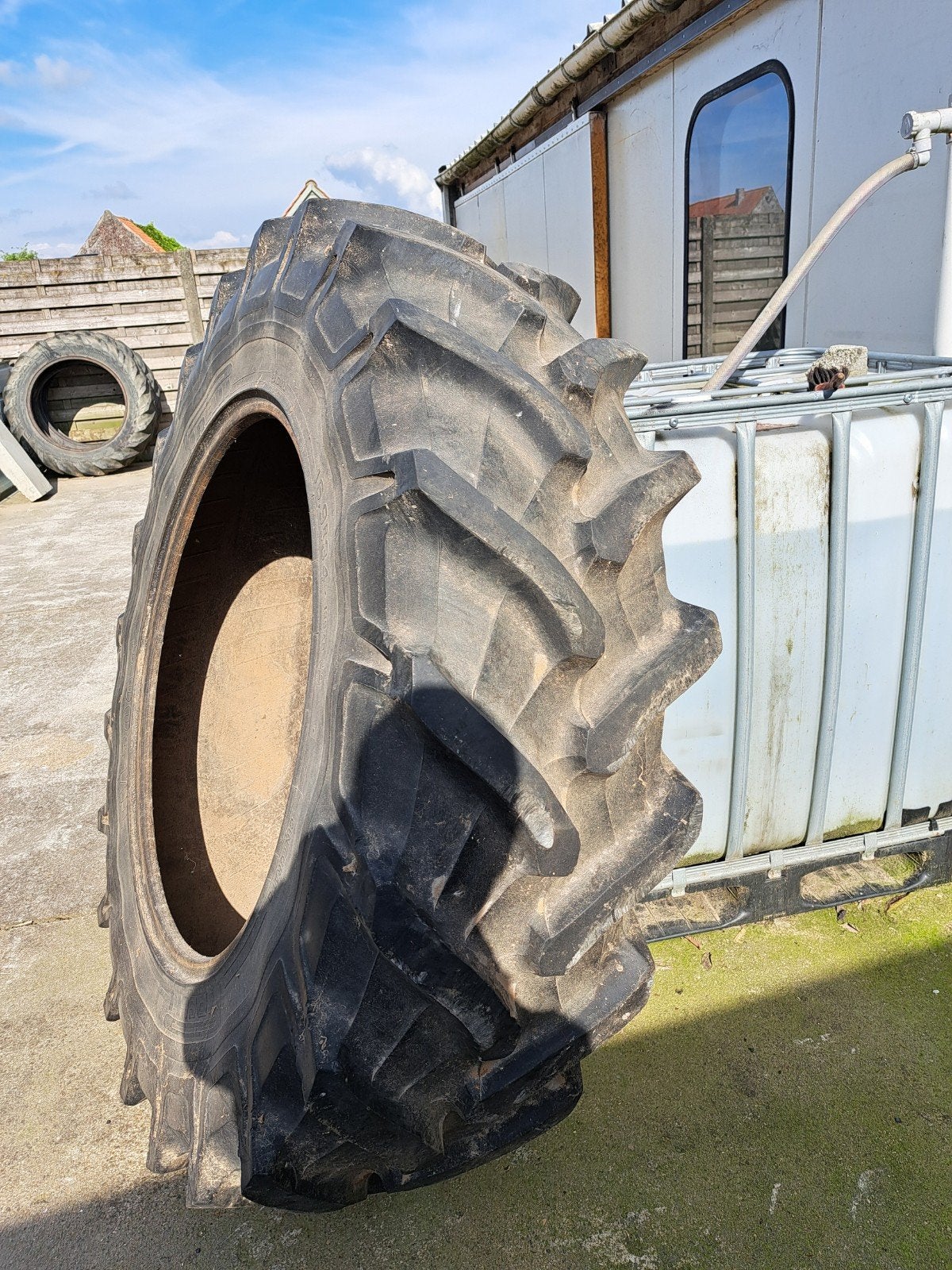 tractorband 16.9 r34, Articles professionnels, Agriculture | Pièces | Pneus, Jantes & Essieux, Enlèvement