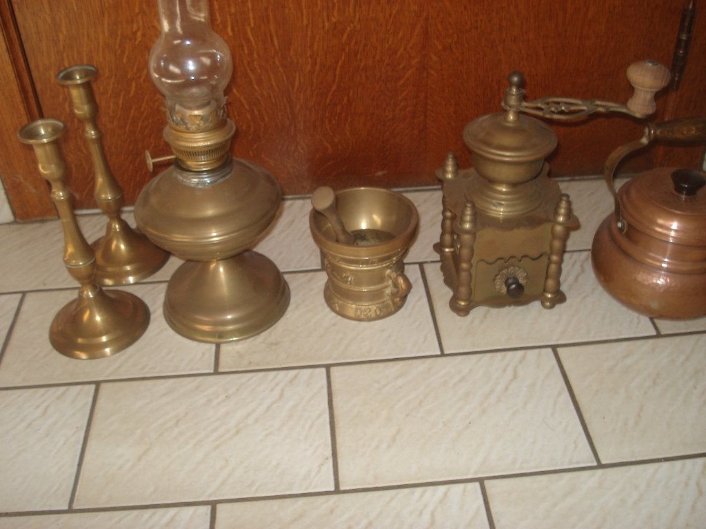 vijzel ,koffiemolen ,olielamp  kandelaars , pot, Ophalen, Zo goed als nieuw, Brons of Koper