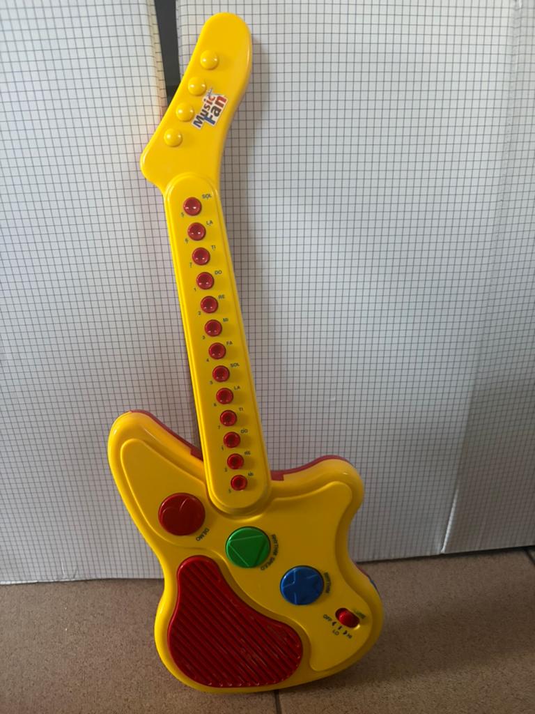 Music Fan Interactieve Speelgoedgitaar met Geluid, Ophalen, Zo goed als nieuw, Met geluid