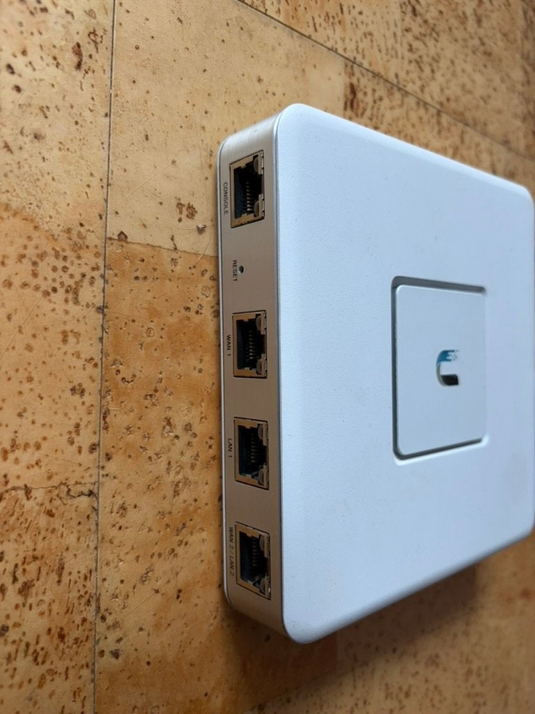 Ubiquiti UniFi Security Gateway (USG) - incl. voeding, Ophalen of Verzenden, Gebruikt, Router, Ubiquiti
