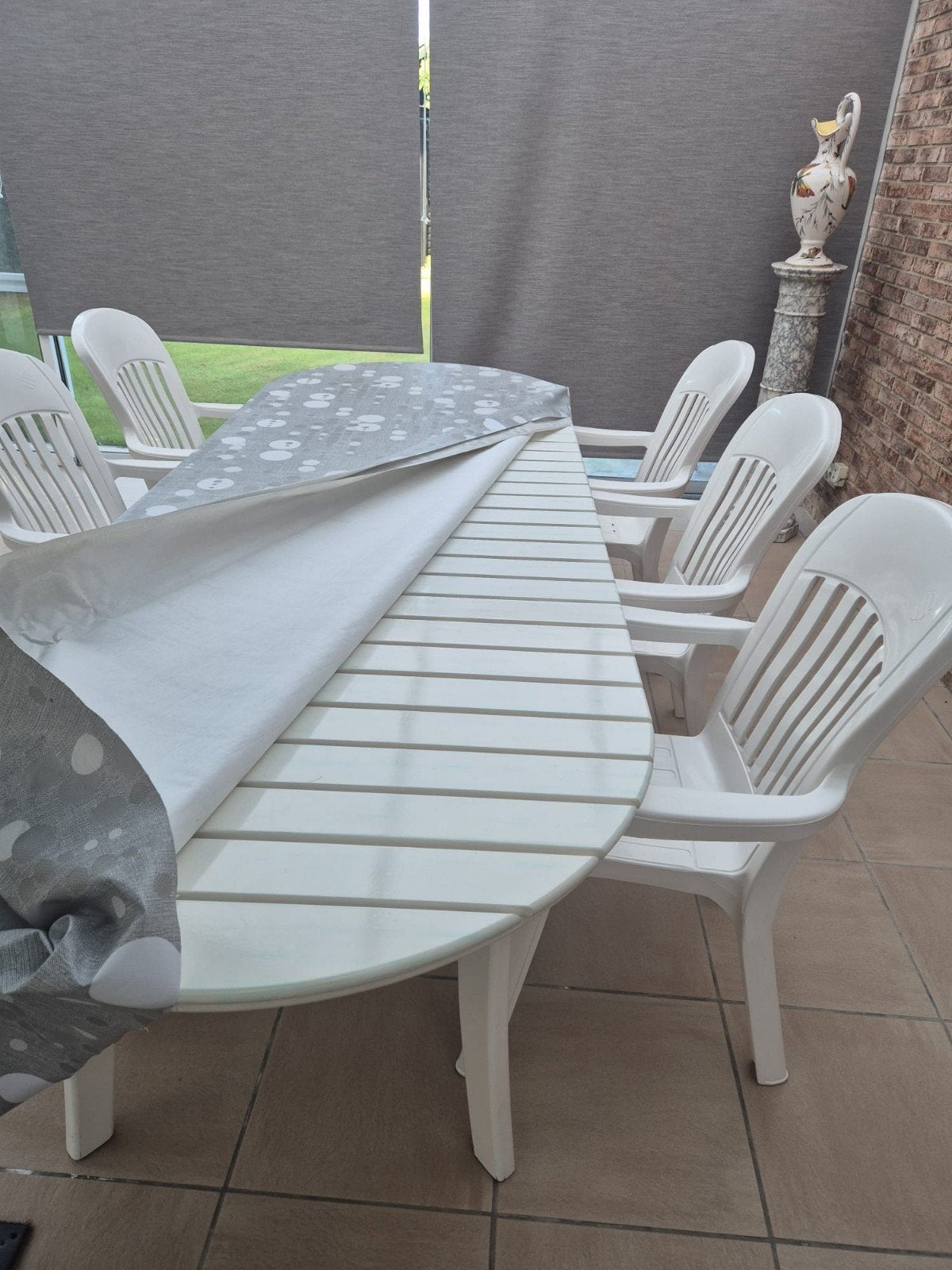 Il s'agit d'une table de jardin ovale blanche en bois traité, Jardin & Terrasse, Salons de jardin, Comme neuf, Bois, Enlèvement