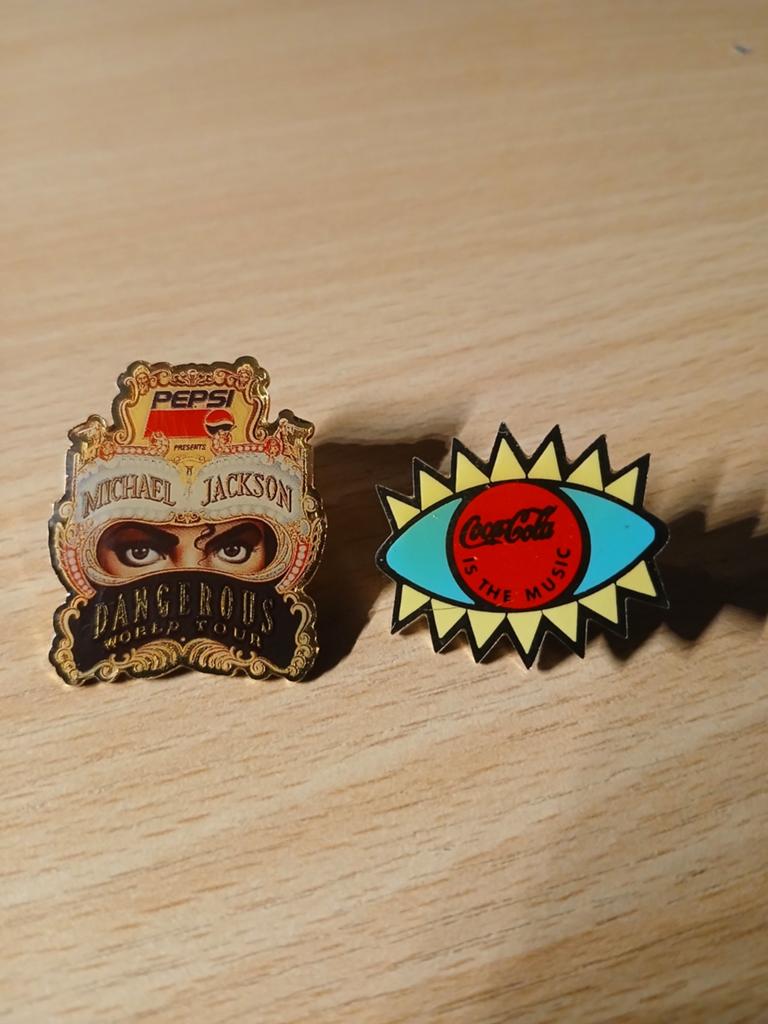 Pins Pepsi Michael Jackson et Coca, Collections, Enlèvement ou Envoi, Comme neuf, Marque, Insigne ou Pin's