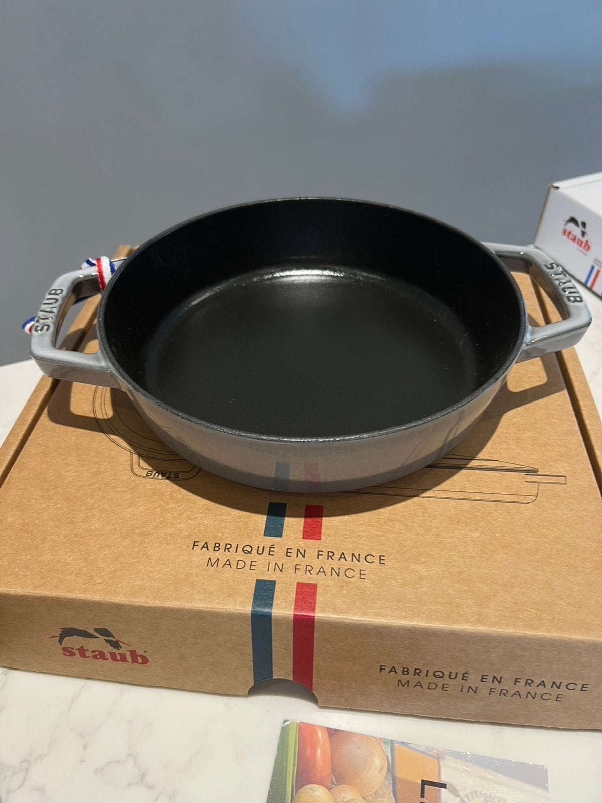 Nouveau braisier Staub en graphite de 20 cm dans sa boîte, Maison & Meubles, Neuf, Enlèvement ou Envoi, Autres marques, Cocotte
