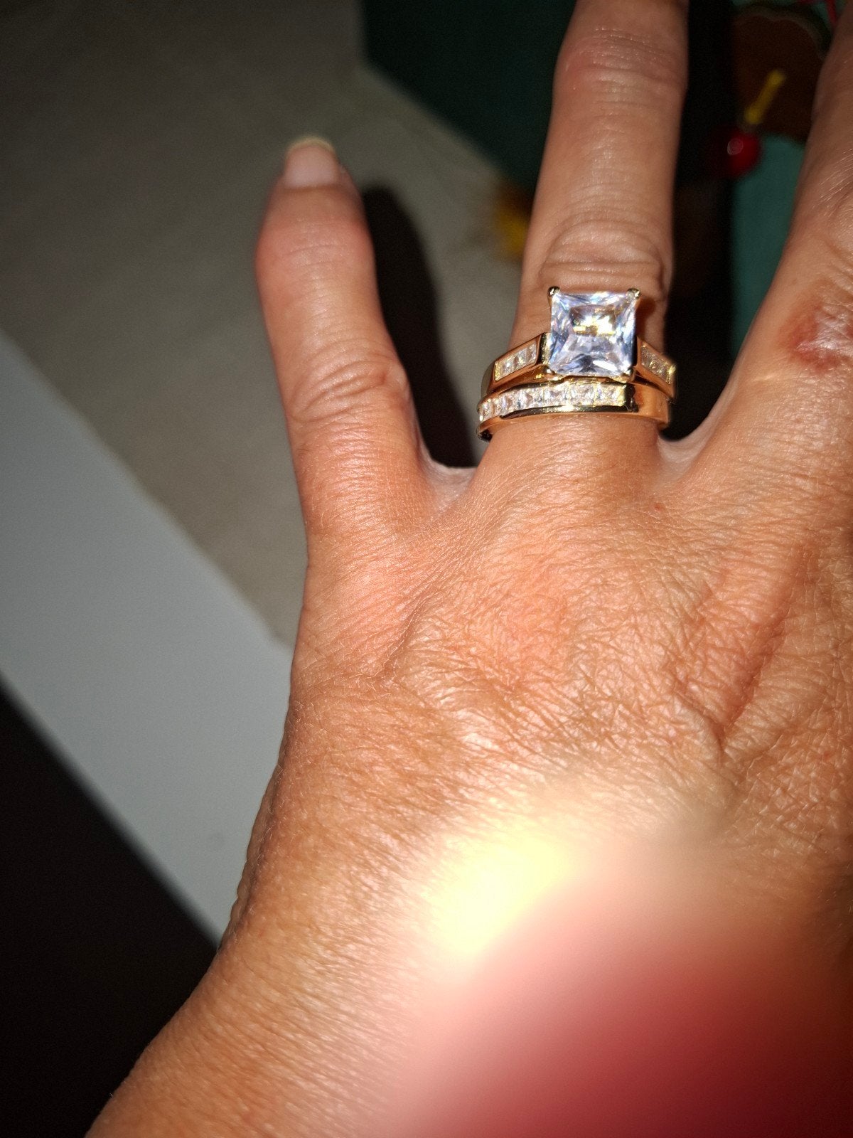Bague de mariage en métal doré 2 pièces, Bijoux, Sacs & Beauté, Bagues, Enlèvement