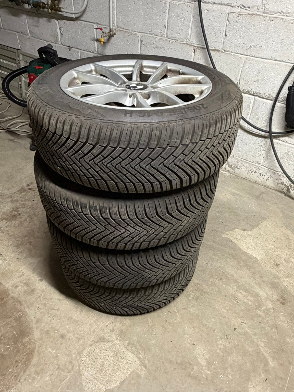 4 jantes bmw serie 1 avec pneus 4 saisons, Enlèvement, 4 Saisons, Pneu(s)