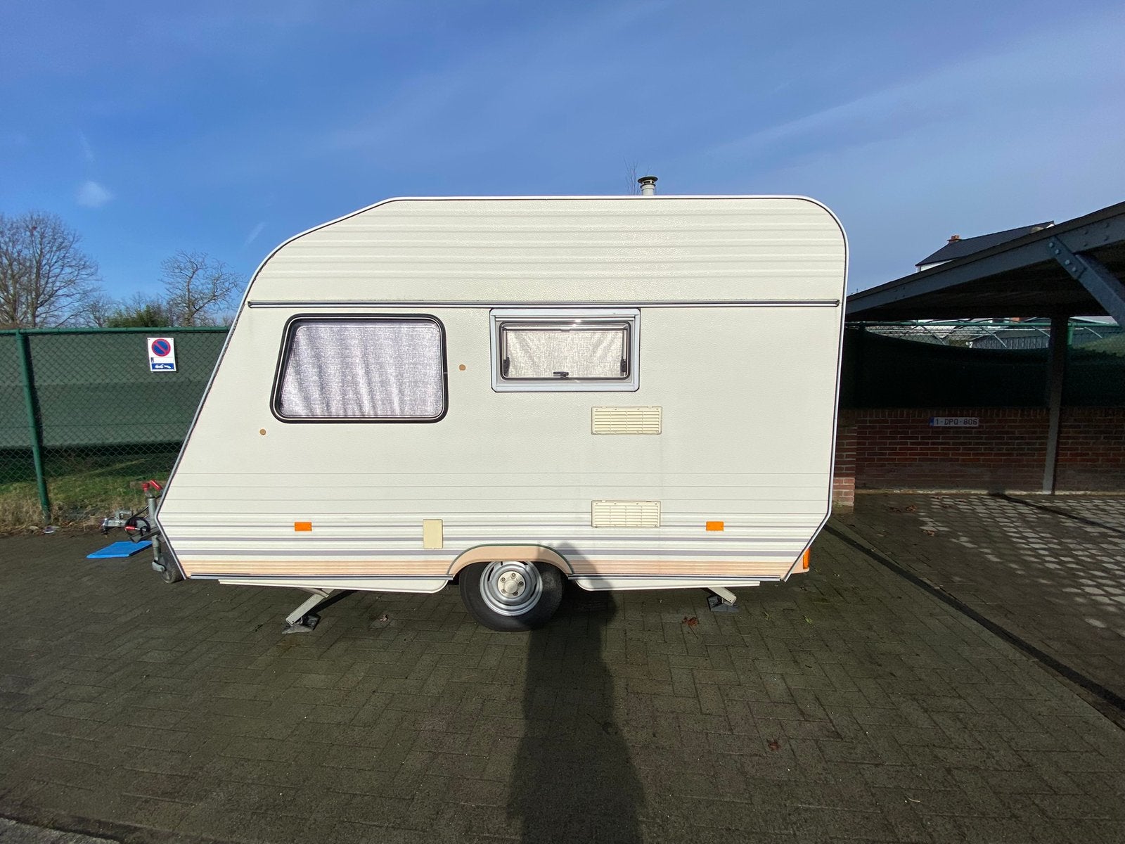 Caravan 750 kg met voortent is 1x gebruikt, Caravanes & Camping, Home-car, Jusqu'à 4 m, Particulier, Siège standard