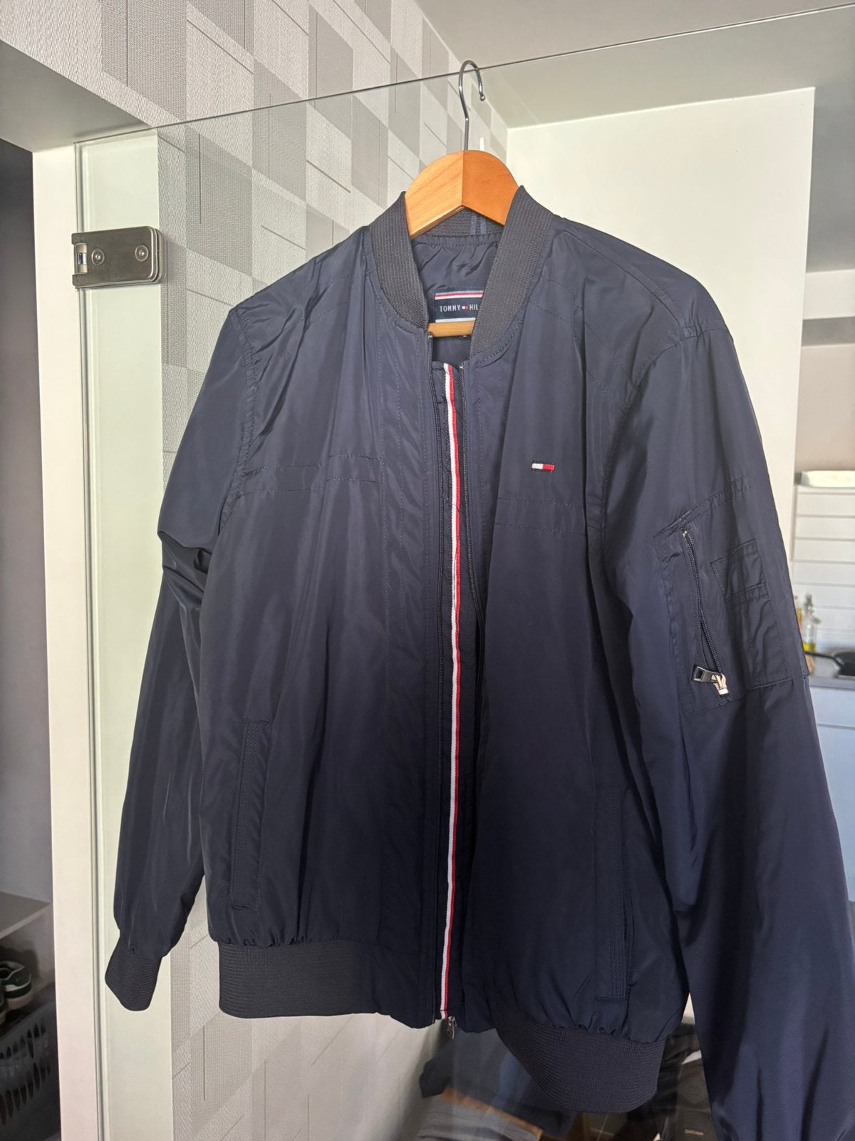 Donkerblauwe bomberjack Tommy Hilfiger, Ophalen, Zo goed als nieuw, Maat 52/54 (L)
