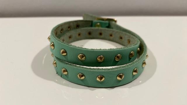 Muntgroene armband met gouden studs, Ophalen of Verzenden, Zo goed als nieuw, Groen