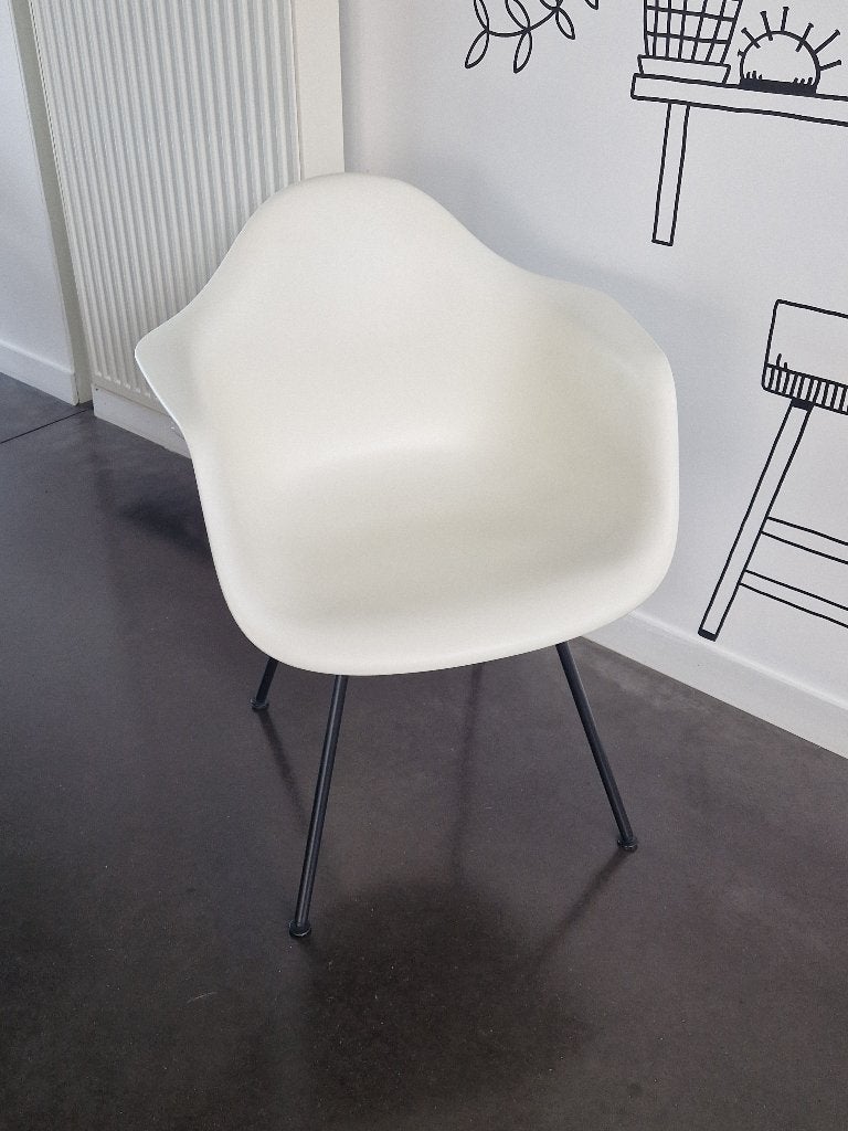Vitra Eames chair, Huis en Inrichting, Ophalen, Kunststof, Wit, Zo goed als nieuw