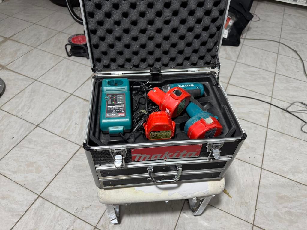 Visseuse Makita 14 volts 3 batteri belle boîte en métal, Enlèvement, Comme neuf