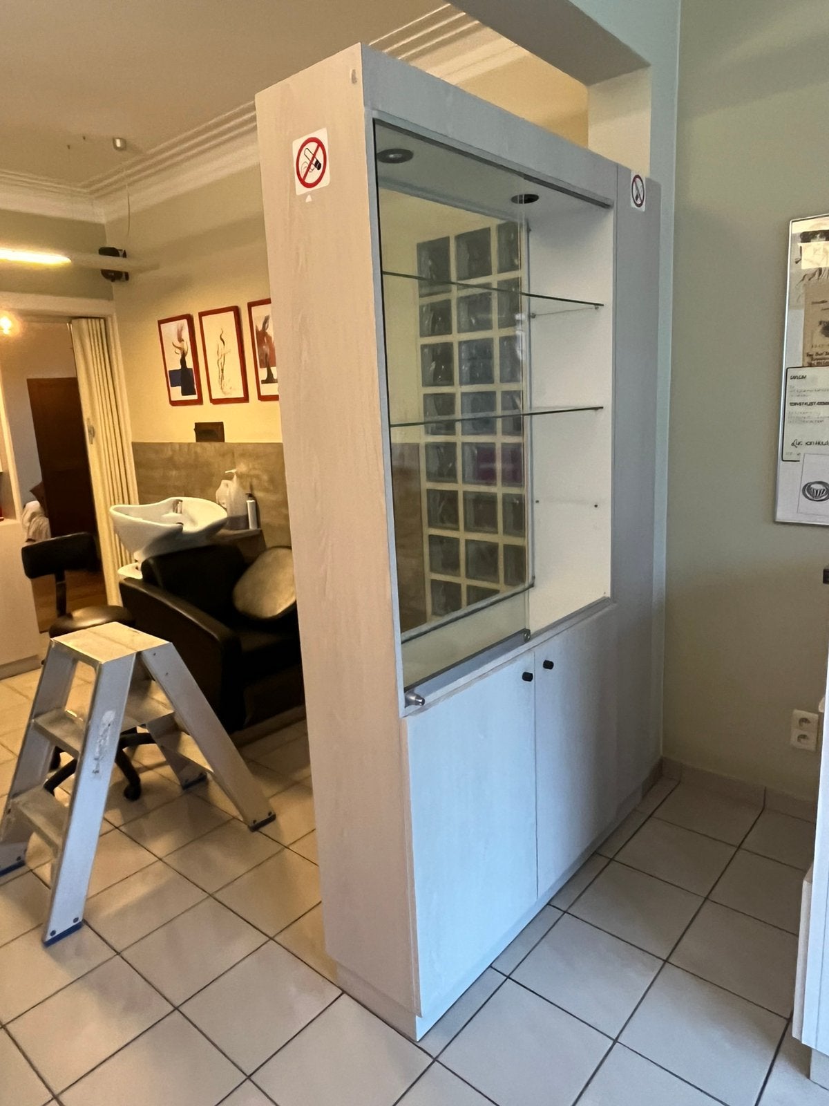Vitrine avec éclairage, utilisée dans un salon de coiffure, Maison & Meubles, Enlèvement, Comme neuf