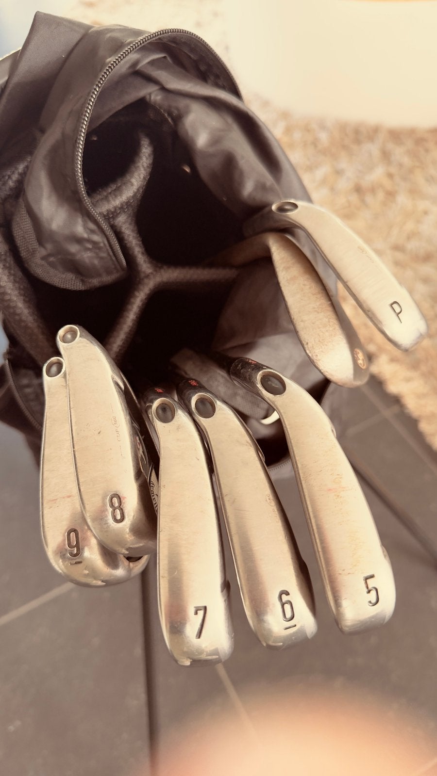 Golf set met bijna nieuwe Hybrid & top putter en tas, Sport en Fitness, Golf, Ophalen, Gebruikt, Tas