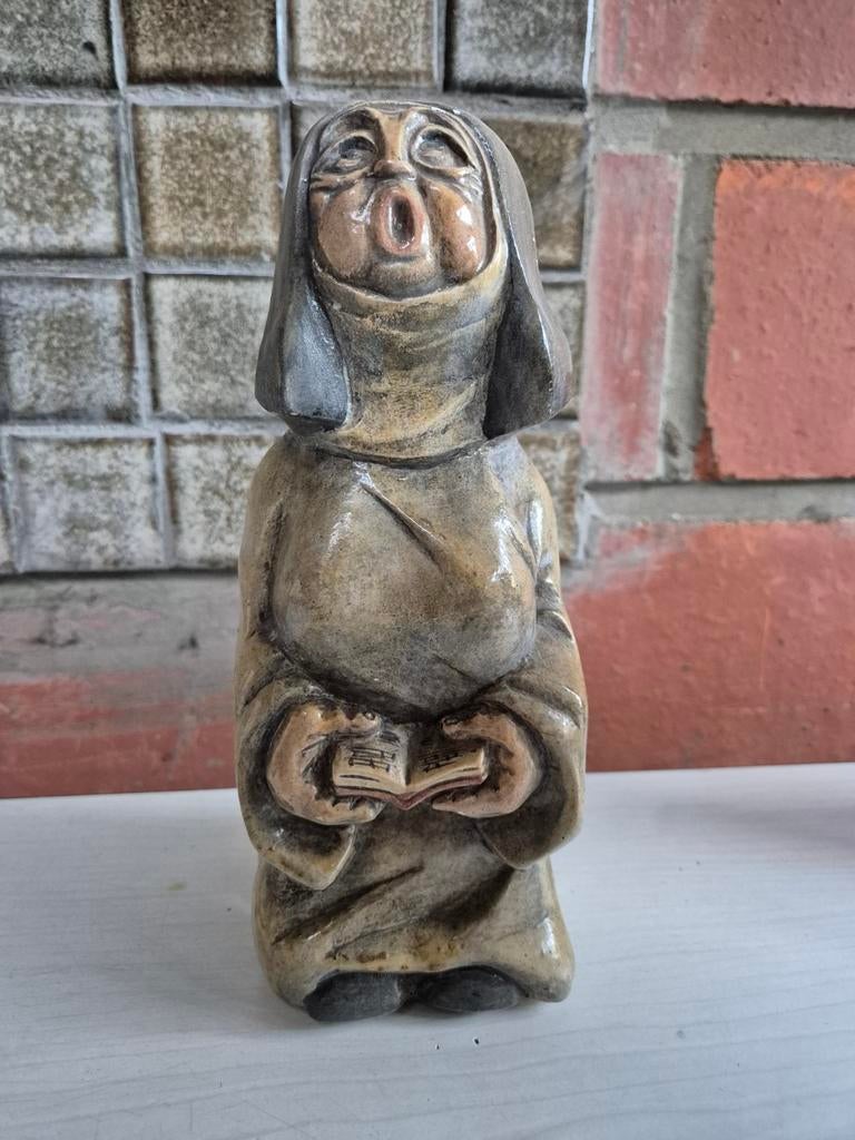 keramieken beeldje van een zingende non met boekje., Ophalen