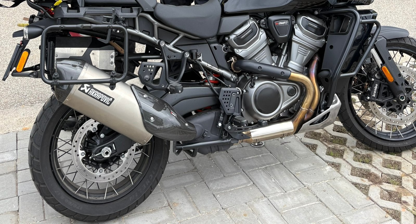 Akrapovic, Enlèvement ou Envoi, Utilisé
