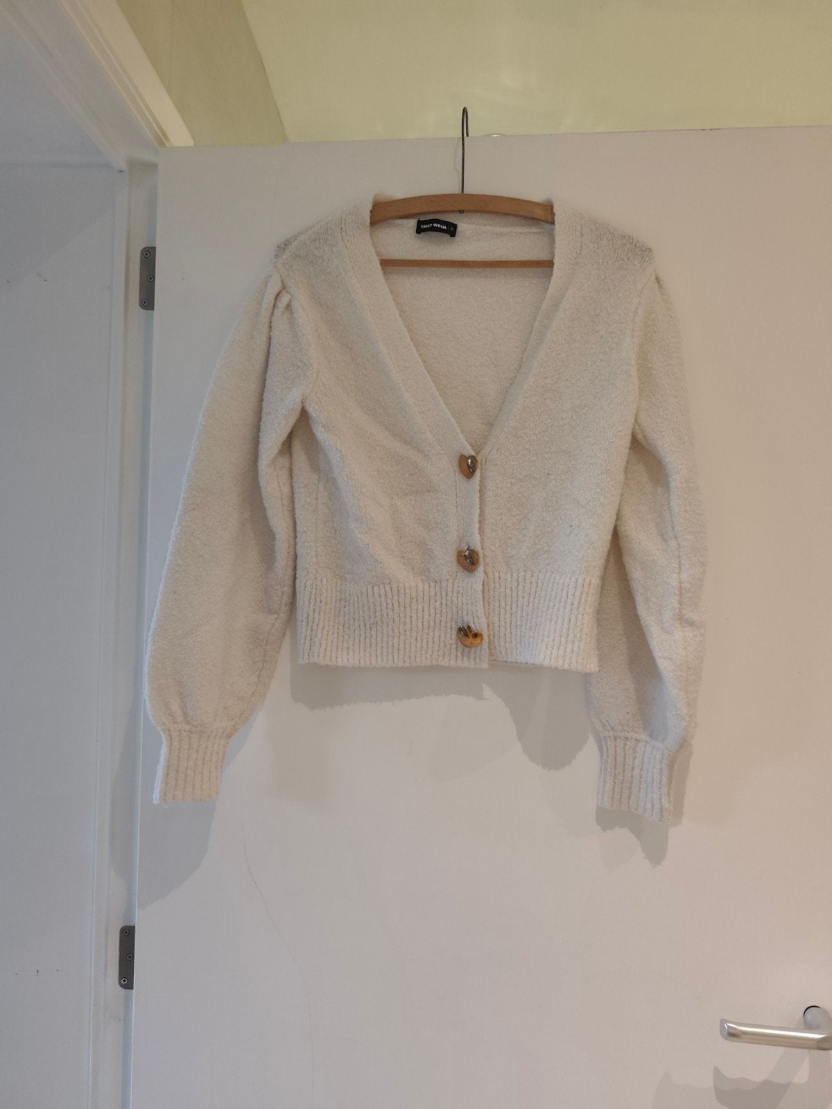 Gilet avec boutons bijoux en métal forme de coeur. 6 % laine, Tally Weijl, Enlèvement ou Envoi, Taille 36 (S), Porté