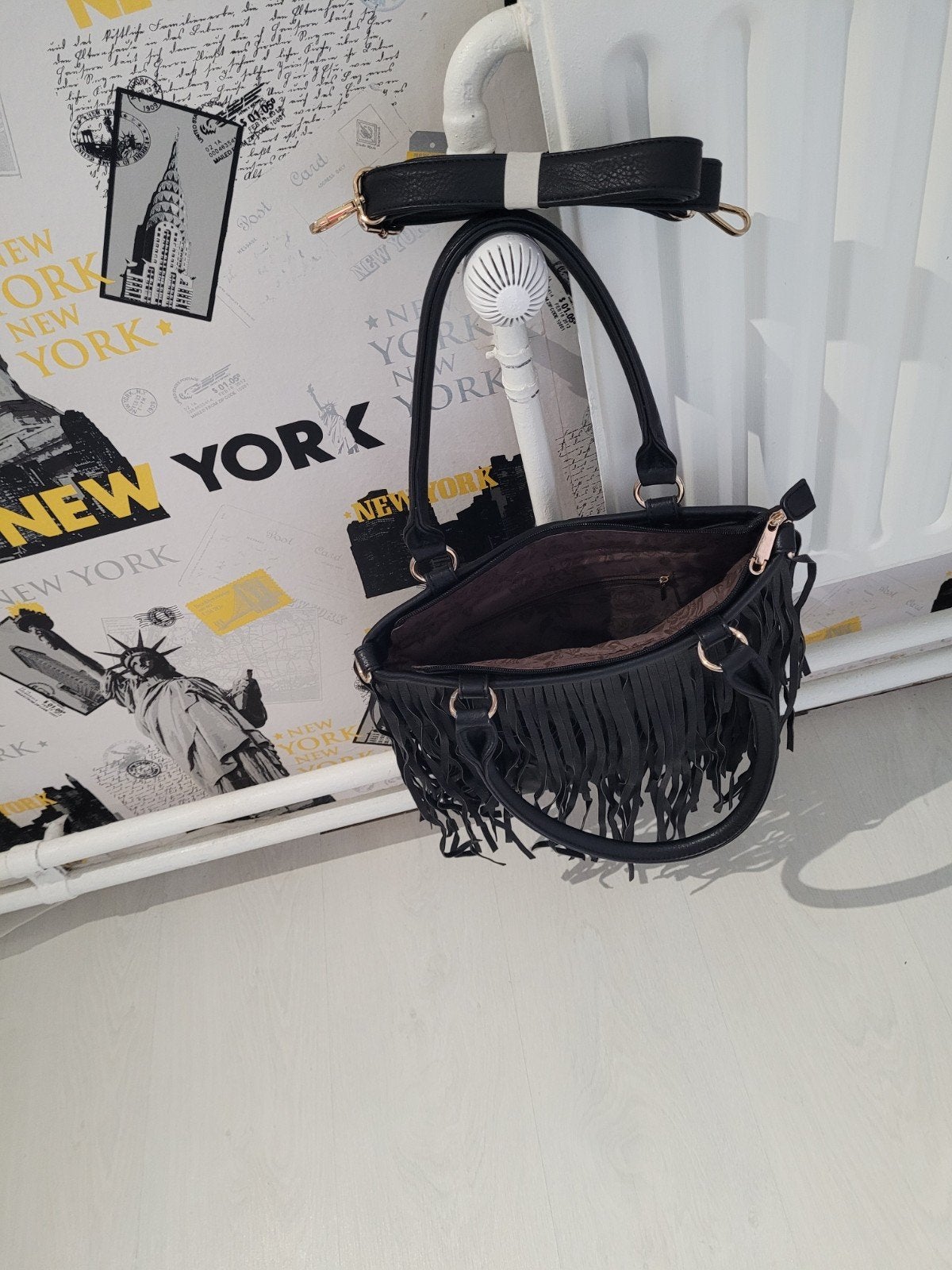 Tres Beau sac intact neuf. En peau est special., Enlèvement ou Envoi, Neuf, Noir, Sac de soirée