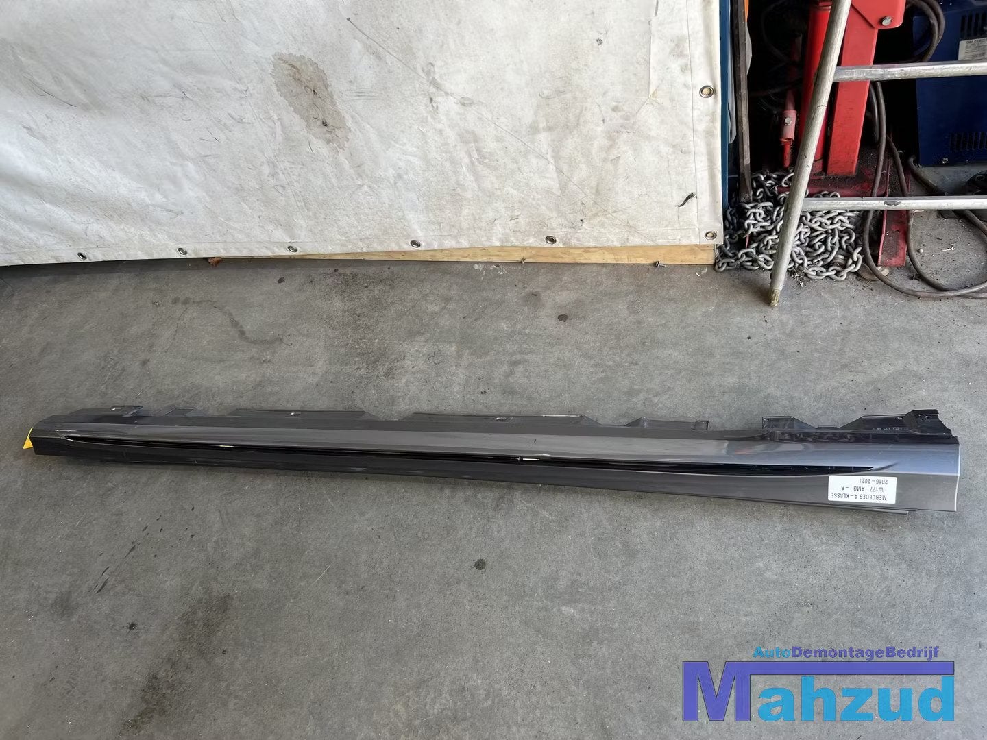 MERCEDES A-KLASSE W177 AMG Rechts sideskirt zilver 2018-2021, Gebruikt, Mercedes-Benz AG, Mercedes-Benz, Mercedesstrasse 120
70372  Stuttgart, DE