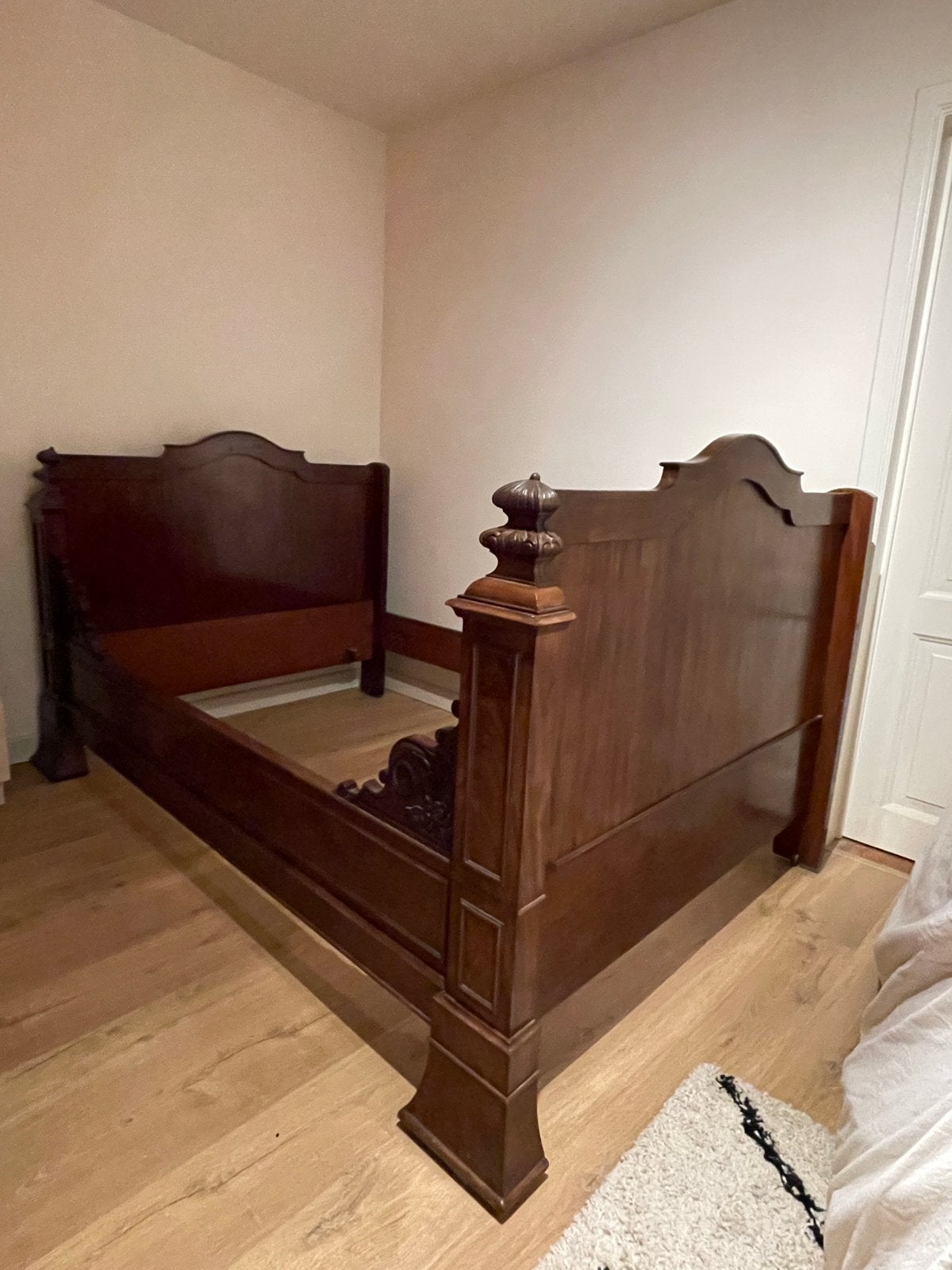 Charmant antiek bed (140 cm breed), Huis en Inrichting, Slaapkamer | Bedden, Ophalen, 140 cm