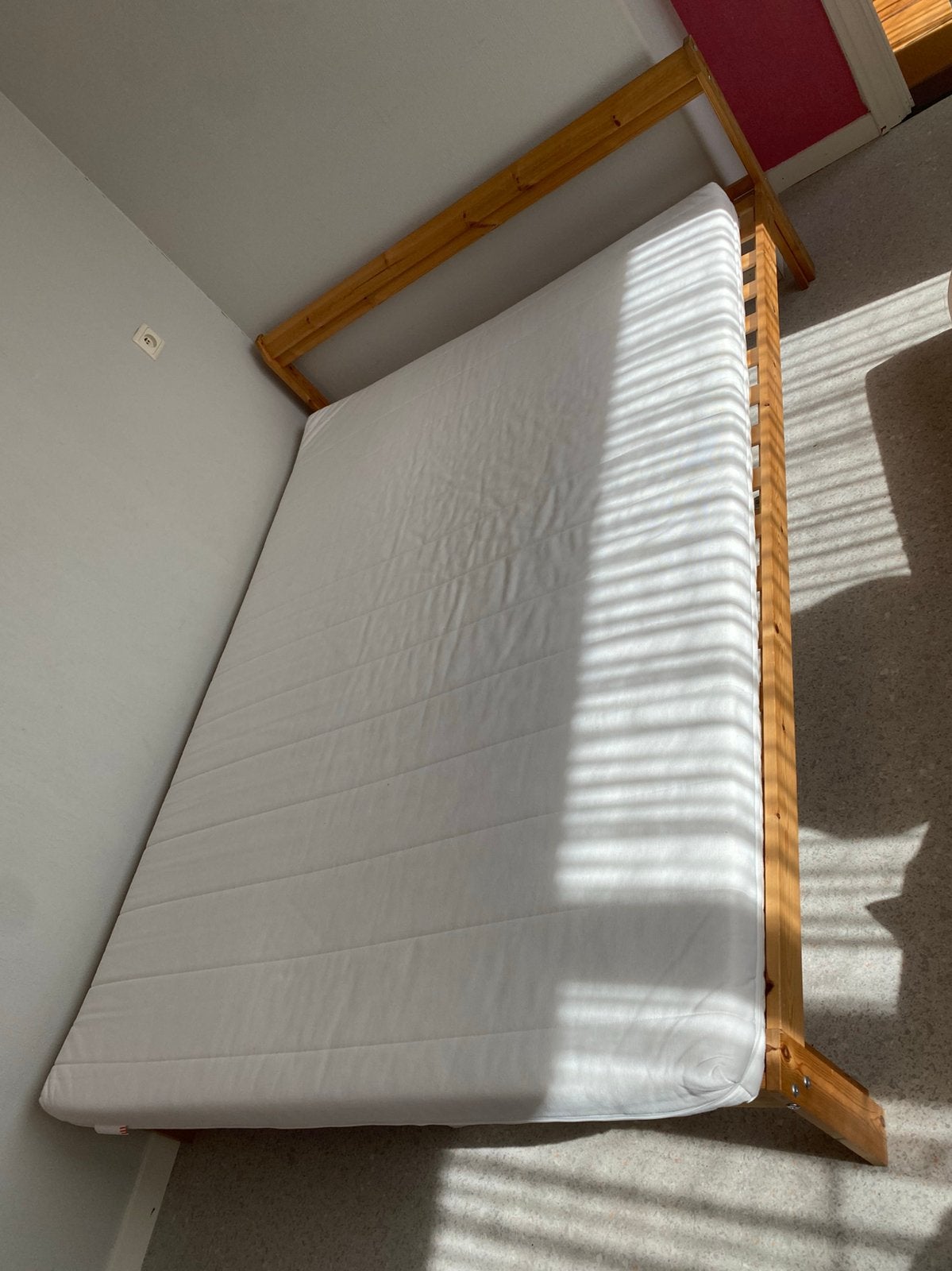 Houten bed 140x200, Ophalen, Bruin, 140 cm, Zo goed als nieuw