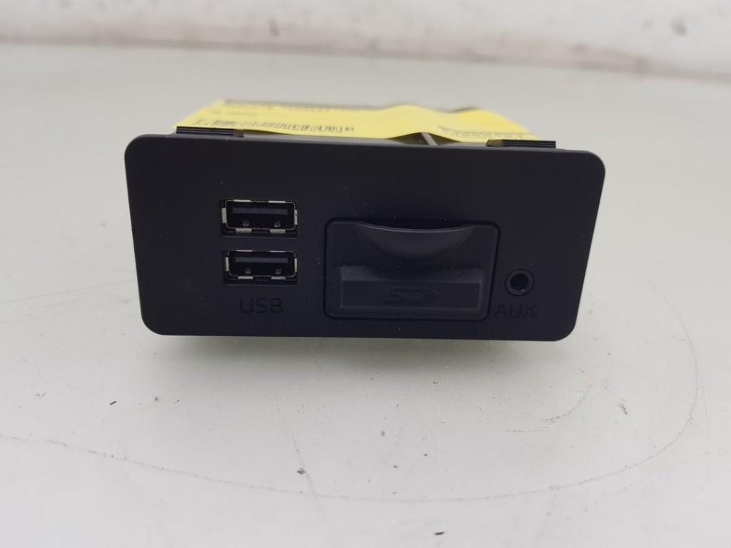 AUX/USB POORT Mazda 3 (BM / BN) (01-2013/05-2019), Hitdorfer Straße 73
51371  Leverkusen, DE, Gebruikt, Mazda, Info@mazda.de
