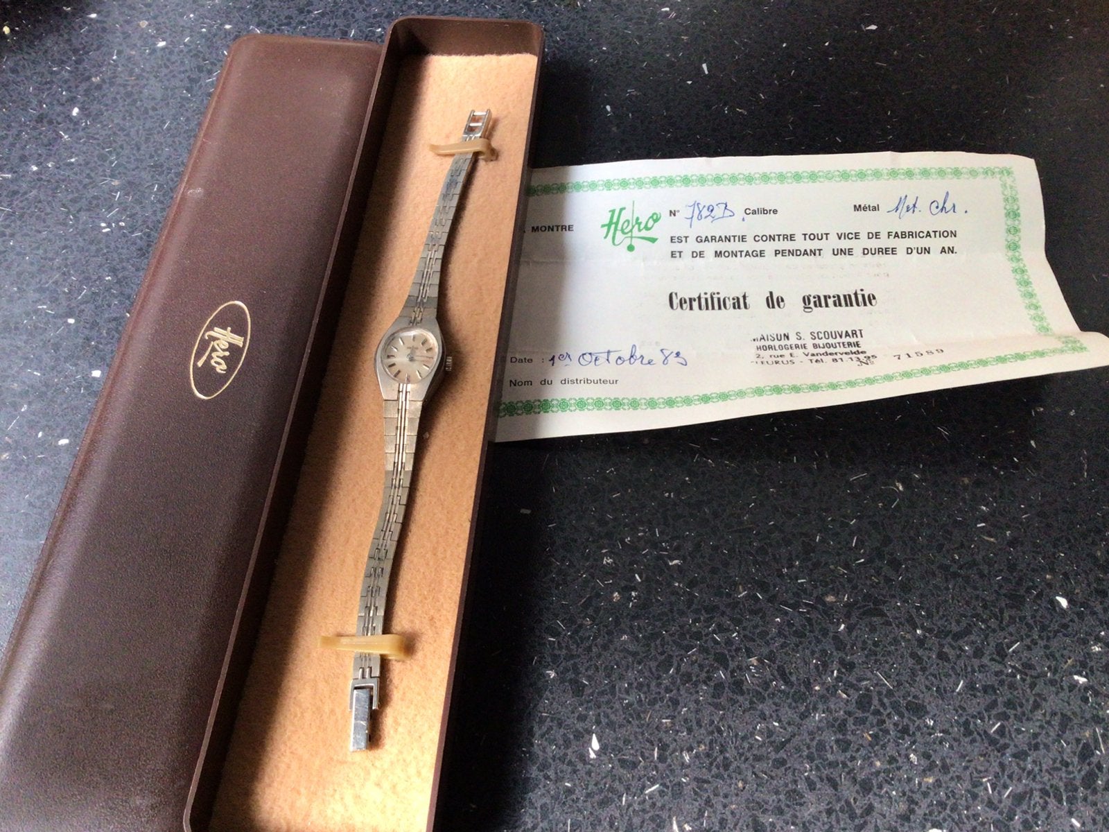 Montre Hero mécanique 1983 certificat boite d’origine 50€ MP, Bijoux, Sacs & Beauté, Enlèvement ou Envoi, Comme neuf