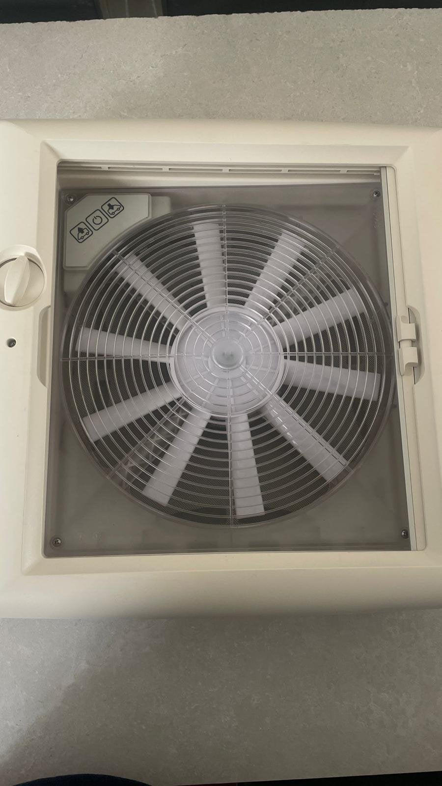 Dakraam 46x46 cm met ventilator voor campers en caravans, Caravans en Kamperen, Mobilhome-accessoires, Zo goed als nieuw, Ophalen of Verzenden