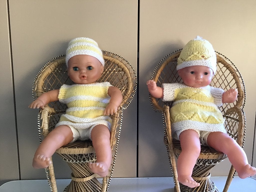 2 belles poupées avec des vêtements tricotés, Enlèvement ou Envoi, Comme neuf, Poupée