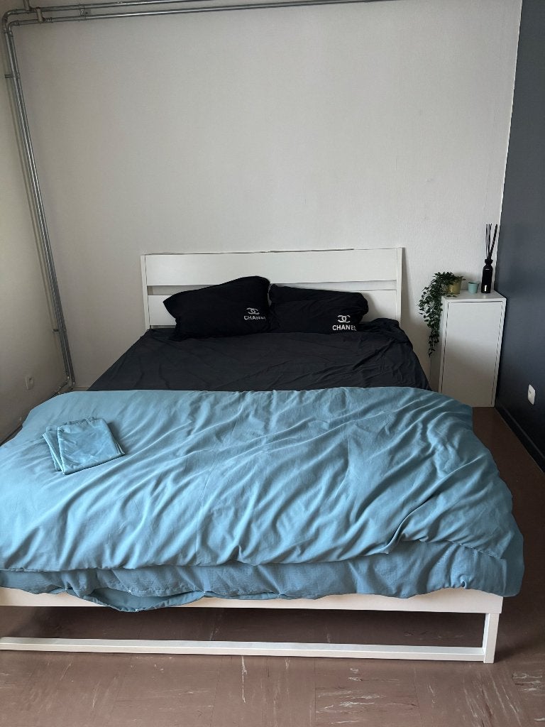 Wit bed met nachtkastje, Huis en Inrichting, Ophalen, Wit, Tweepersoons, Zo goed als nieuw