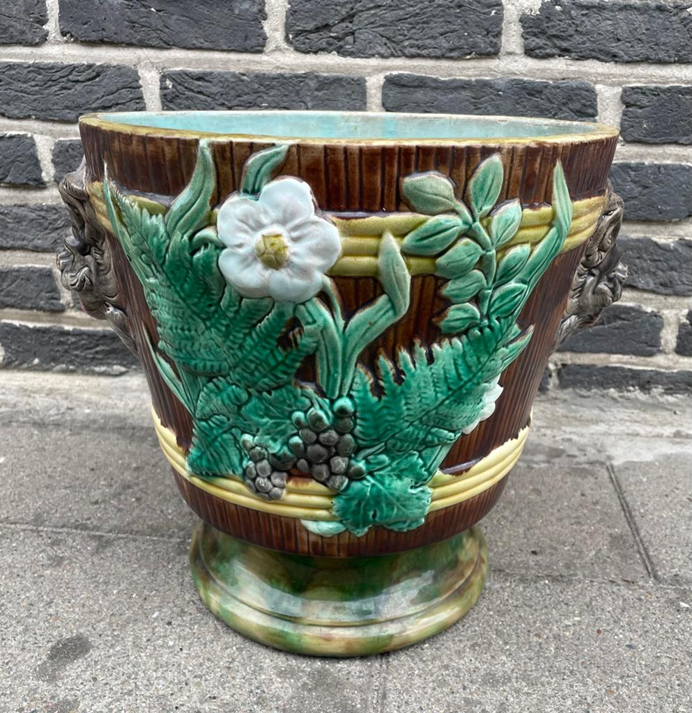 French Majolica planter with bizarre dogs heads, c. 1870, Ophalen of Verzenden