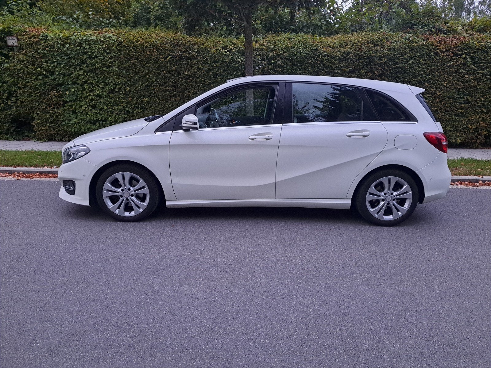 Mercedes B180 (2015) Facelift Euro 6 – Aangepaste Draaistoel, Auto's, Dealer onderhouden, 4 cilinders, 1600 cc, Leder en Stof