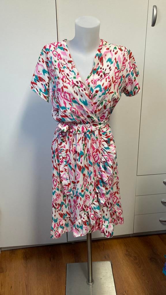 Jolie petite robe fleurie a volants Pescara L, Vêtements | Femmes, Robes, Taille 42/44 (L), Enlèvement ou Envoi, Comme neuf, Longueur genou