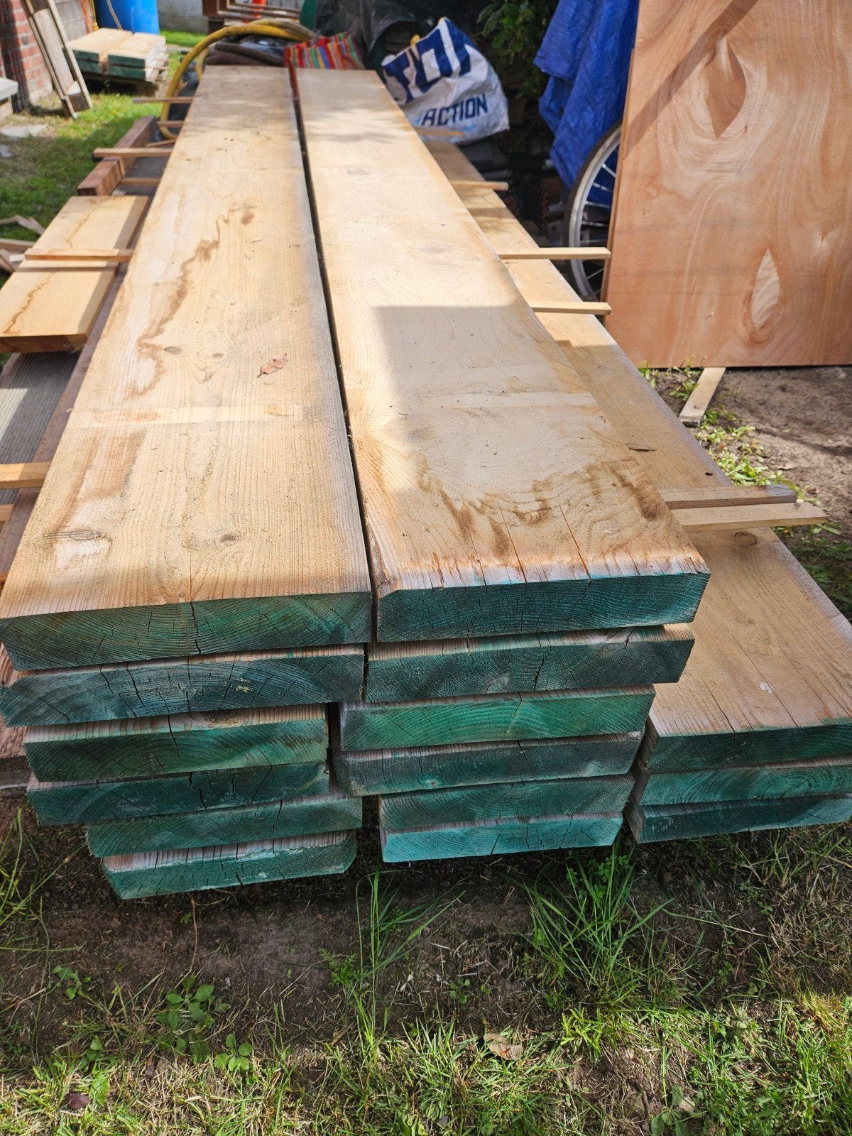 planches à sécher estimées 55 mm L = 2,5 m x w = 28 cm à Hou, Enlèvement